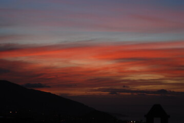 CIELO ROJO EN LA PUESTA DE SOL EN TENERIFE, ISLAS CANARIAS