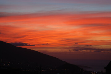 CIELO ROJO EN LA PUESTA DE SOL EN TENERIFE, ISLAS CANARIAS