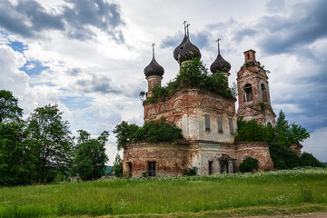 Fototapeta na wymiar rural Orthodox church landscape