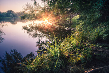 Słoneczny zachód słońca nad dzikim jeziorem na Mazowszu