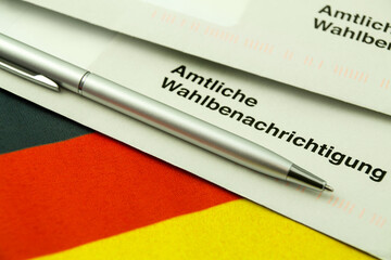 Amtliche Wahlbenachrichtigung mit Kugelschreiber und Deutscher Flagge