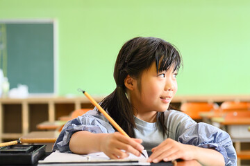 教室で習字の勉強　小学生の女の子