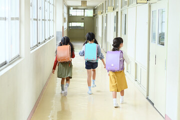 	学校の廊下でランドセルを背負った女の子