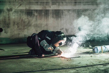 Welding male tank plate bottom construction petroleum oil and gas storage tank inside confined spaces.