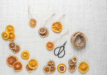 Weihnachtsschmuck getrocknete Orangenscheiben selber machen mit Bindfaden und Schere