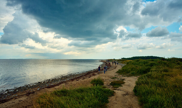 Foto des Meeres, der hohen K&uuml;ste, der D&uuml;nen, des Kaps. Abendfotografie, Sonnenuntergang, D&uuml;nen, Gras am Meer, Kap. 