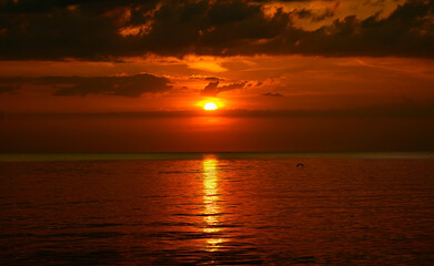 Foto Sonnenuntergang am Meer. Meerblick, bunter Sonnenuntergang. Meer bei Nacht.