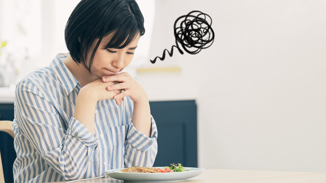 料理を見て困っている女性