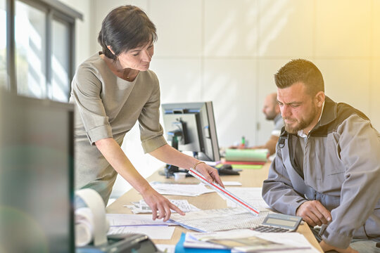 Meeting between the architect and the works manager at the office to discuss the progress of the site and check compliance with the plans