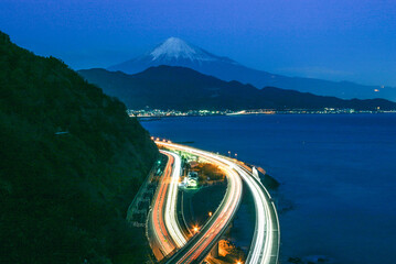 夜のさった峠から眺める富士山