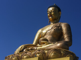 Obraz premium Closeup view of the big Dordenma Buddha statue representing Shakyamuni in lotus position with alms bowl above Thimphu, Bhutan