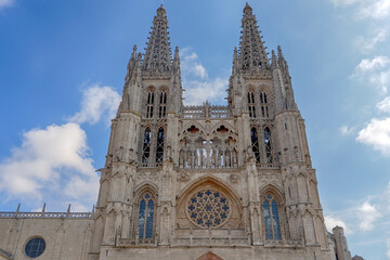 Fototapeta na wymiar vista exterior de la hermosa catedral de Burgos en Castilla León, España