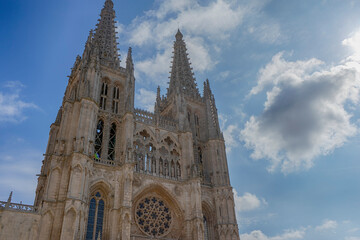 Fototapeta na wymiar vista exterior de la hermosa catedral de Burgos en Castilla León, España