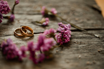 Obraz na płótnie Canvas wedding rings and flowers