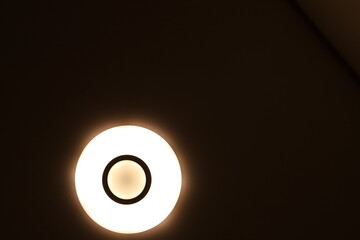 LED 丸いライト　部屋の明かりを眺める