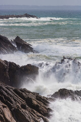 Côte sauvage à Quiberon en France en Bretagne avec de fortes vagues