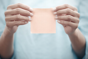 Obraz premium Woman holding adhesive note