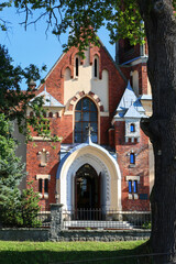 KLECZA DOLNA, POLAND - SEPTEMBER 11, 2021: Church of st. Lawrence Martyr in Klecza Dolna, Poland. - obrazy, fototapety, plakaty