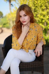 Obraz premium Hübsche junge Frau mit rotem Haar