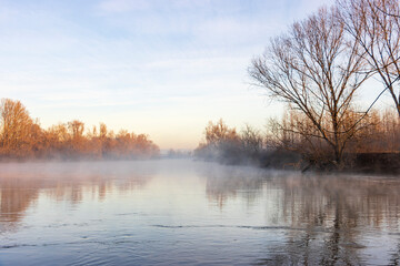 Fototapeta na wymiar leggera nebbia all'alba sul fiune