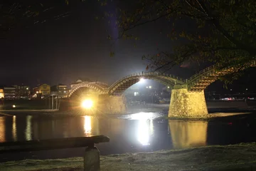 Papier Peint photo autocollant Le pont Kintai 黄金色に輝く錦帯橋ライトアップ 　日本の自然と夜の岩国市の景色