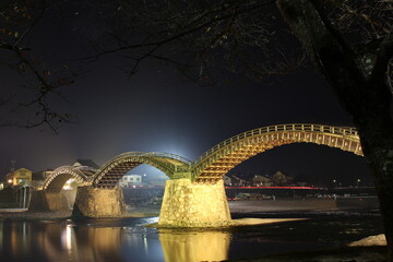 黄金色に輝く錦帯橋ライトアップ 　日本の自然と夜の岩国市の景色