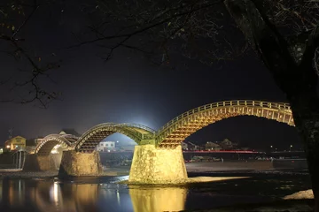 Photo sur Plexiglas Le pont Kintai Le pont doré de Kintaikyo est illuminé Le paysage de la nature japonaise et la ville d& 39 Iwakuni la nuit