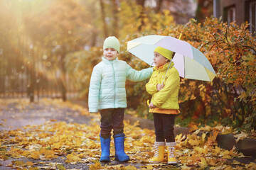 Children walk in the autumn park