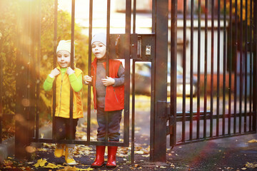Obraz na płótnie Canvas Children walk in the autumn park