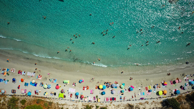 plage vue de dessus en corse  