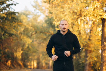 Obraz premium Young sportsman exercising in park