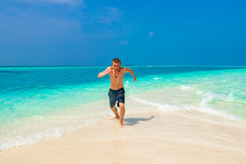 Fototapeta na wymiar Funny tourist enjoys vacation on island Madivaru Finolhu Rasdhoo Maldives.