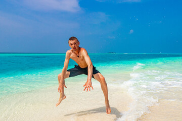 Fototapeta na wymiar Funny tourist enjoys vacation on island Madivaru Finolhu Rasdhoo Maldives.