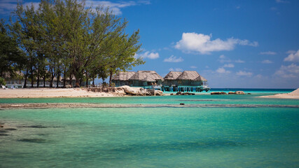 Tikehau ou Tikahau ou Porutu-kai est un atoll situé dans le sous-groupe des Îles Palliser dans l'archipel des Tuamotu en Polynésie française.