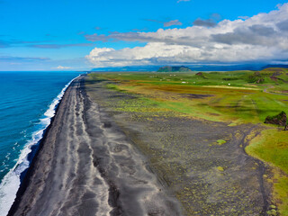 Playas negras de Dyrhólaey en Islandia cerca de Vik