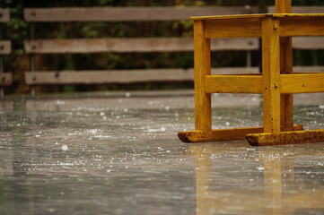 休みを取って軽井沢へ。あいにくの雨模様ですが湿気の中の自然を歩いて。よかったです。