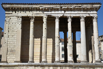Colonnade du temple romain d'Auguste et de Livie à Vienne, France