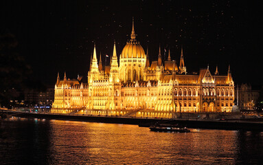 budapest parliament at night