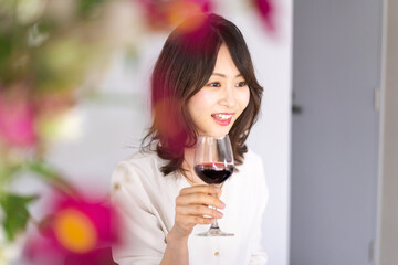 レストランでワインを愉しむ女性