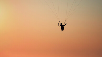 Parapente au couché de soleil du pilat 