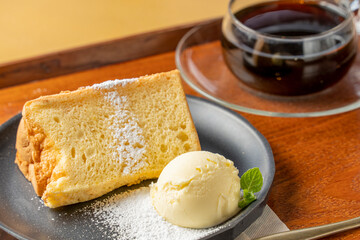 シフォンケーキとアイスクリームのプレート