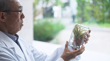 植物標本を持つ男性　植物学者　生物学