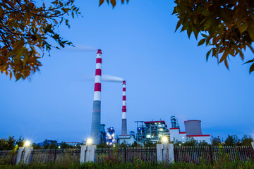 Obraz premium Thermal power plant at night