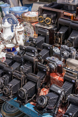 Viejas cámaras fotográficas en un puesto del rastro de Porto Bello en Londres, Inglaterra