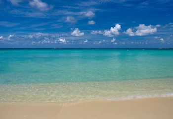 Fotobehang Seven Mile Beach, Grand Cayman Kristalhelder water en roze zand op een leeg strand van zeven mijl op het tropische Caraïbische Grand Cayman Island