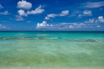 Fensteraufkleber Seven Mile Beach, Grand Cayman Kristallklares Wasser und rosafarbener Sand am leeren sieben Meilen langen Strand auf der tropischen Karibikinsel Grand Cayman
