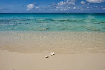 Deurstickers Seven Mile Beach, Grand Cayman Kristalhelder water en roze zand op een leeg strand van zeven mijl op het tropische Caraïbische Grand Cayman Island