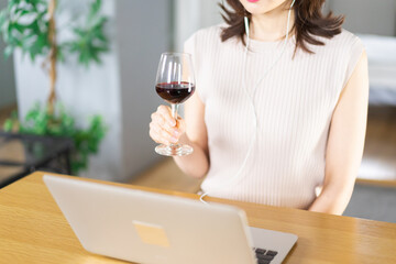 オンライン飲み会に参加する若い女性