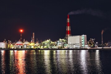 Fototapeta na wymiar 三重県四日市の海沿いの工場夜景