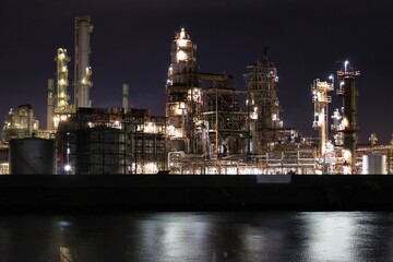 Fototapeta na wymiar 三重県四日市の海沿いの工場夜景